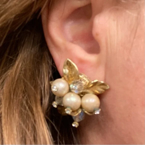 Vintage Signed Vendome Faux Pearl and AB crystals cluster flower earring. - Picture 3 of 11